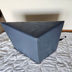 EXTRA LARGE EARTHLITE NAUGHAHYDE TRIANGLE KNEE BOLSTER