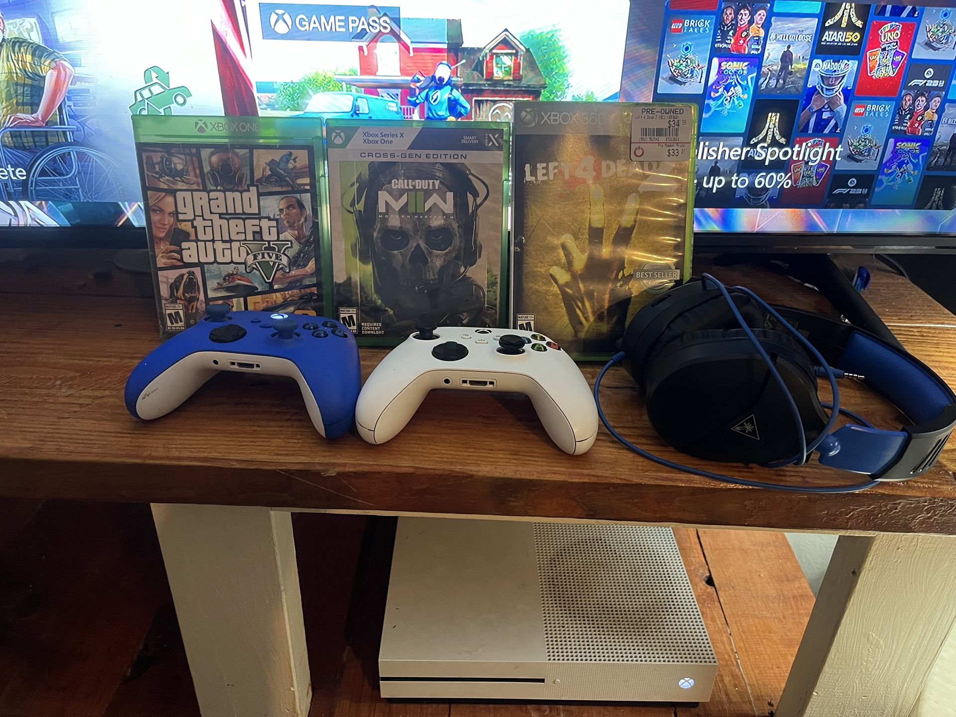 Xbox One S With 2 Controllers, Turtle Beach Headset And 3 Disc Games 