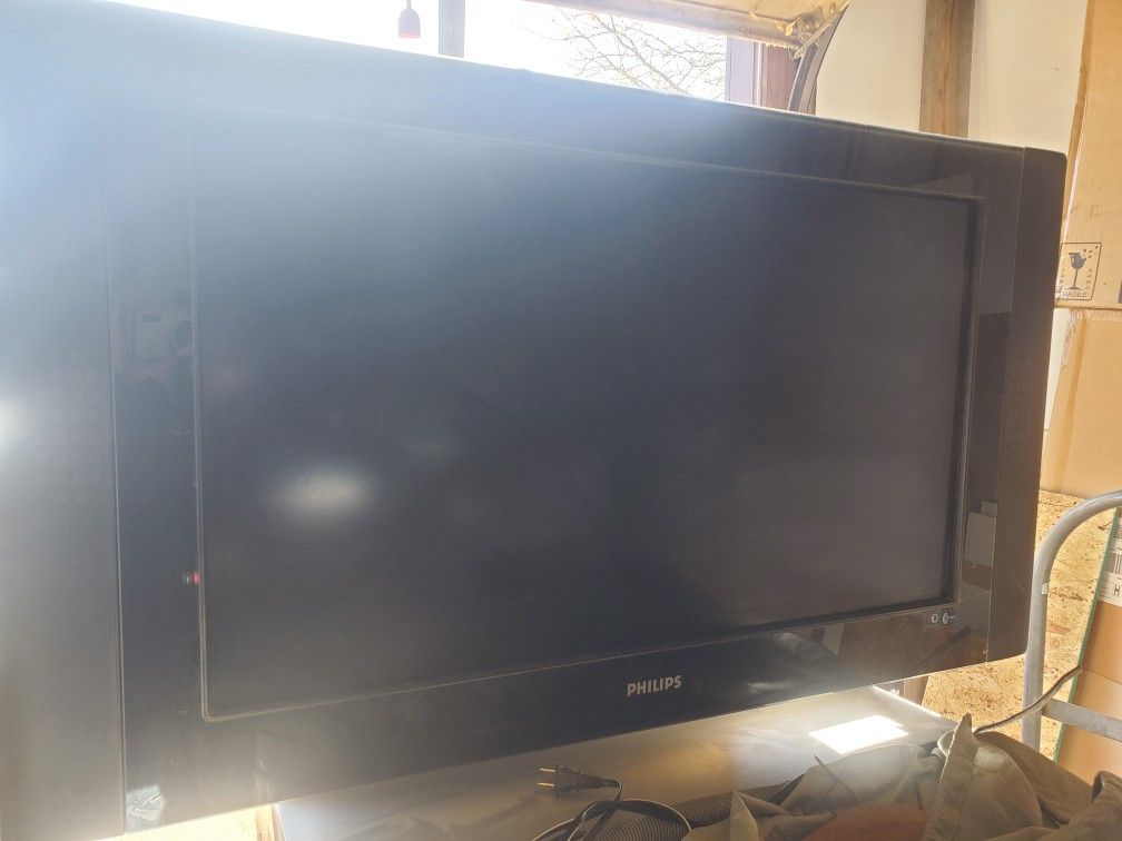 2 large crt tvs