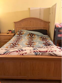 4-Piece Solid Wood Bedroom Set- queen