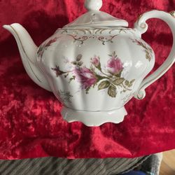 Vintage real musical teapot works and can be used for tea