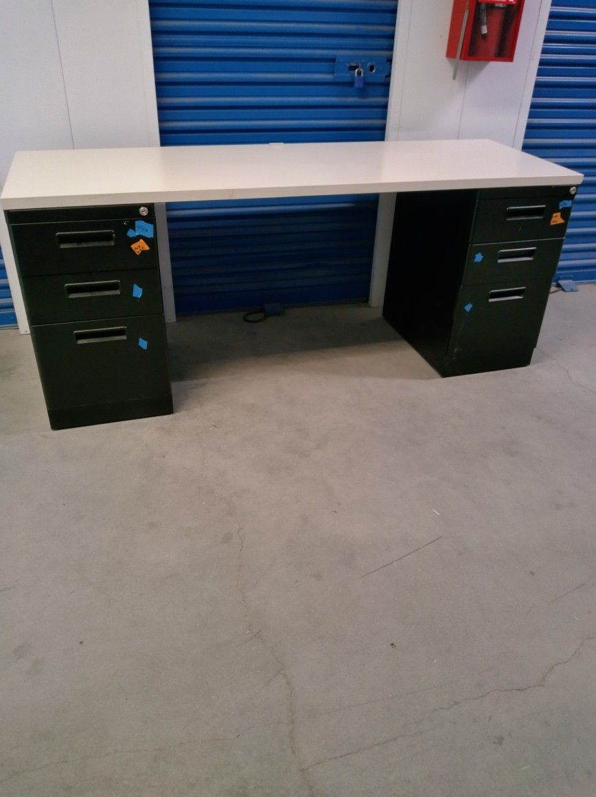 Solid Wood Top Desk With Metal File Cabinet $ 170