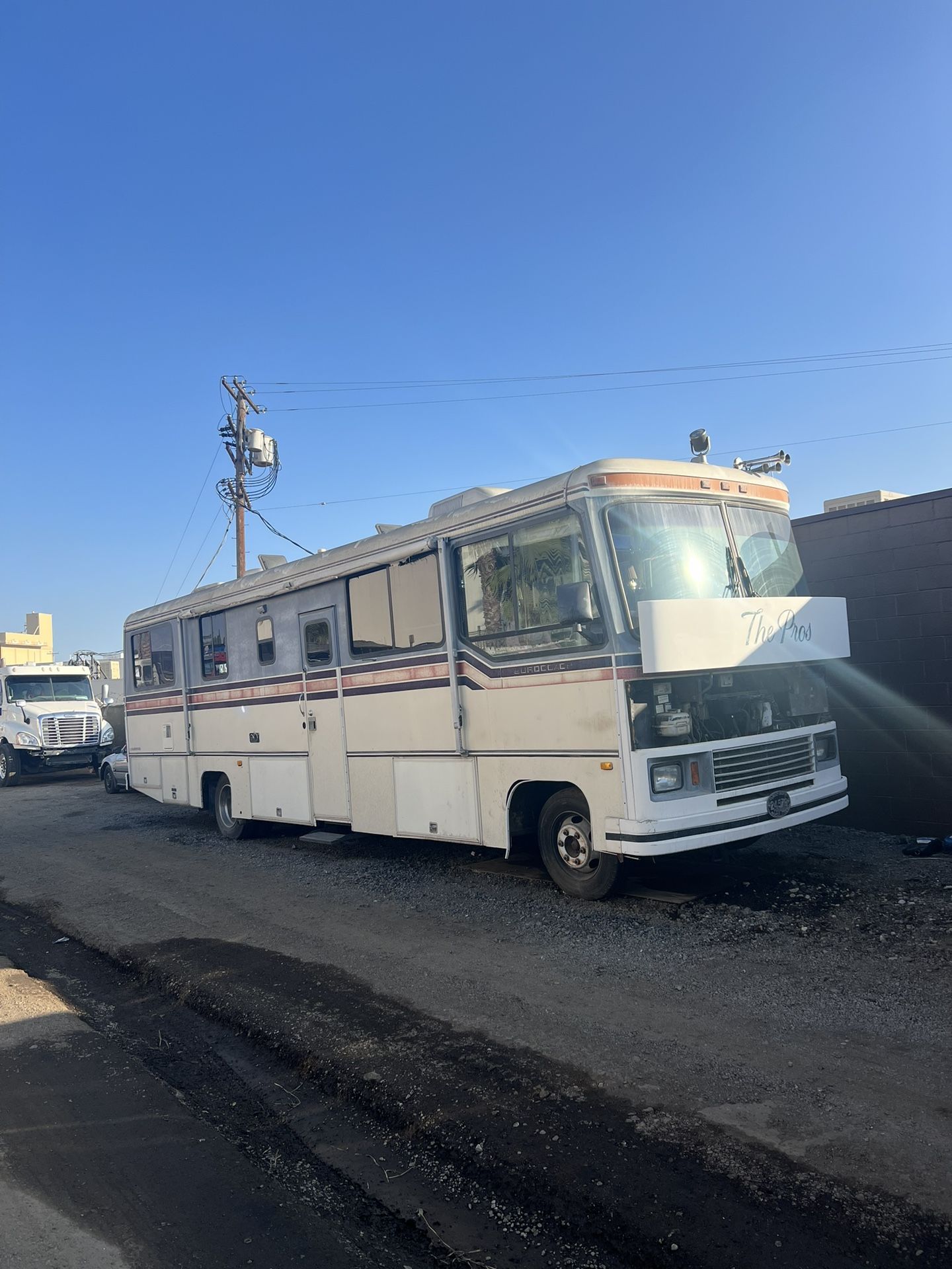 1987 Rvs 1987 EUROCOACH RV (IT RUNS) for Sale in Los Angeles, CA - OfferUp