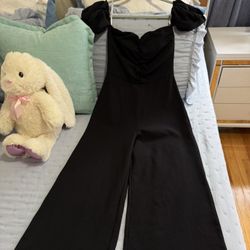 Lulus, Jumpsuit Out The Shoulder , Size Small Strech, New , Never Used , Out Tags . 