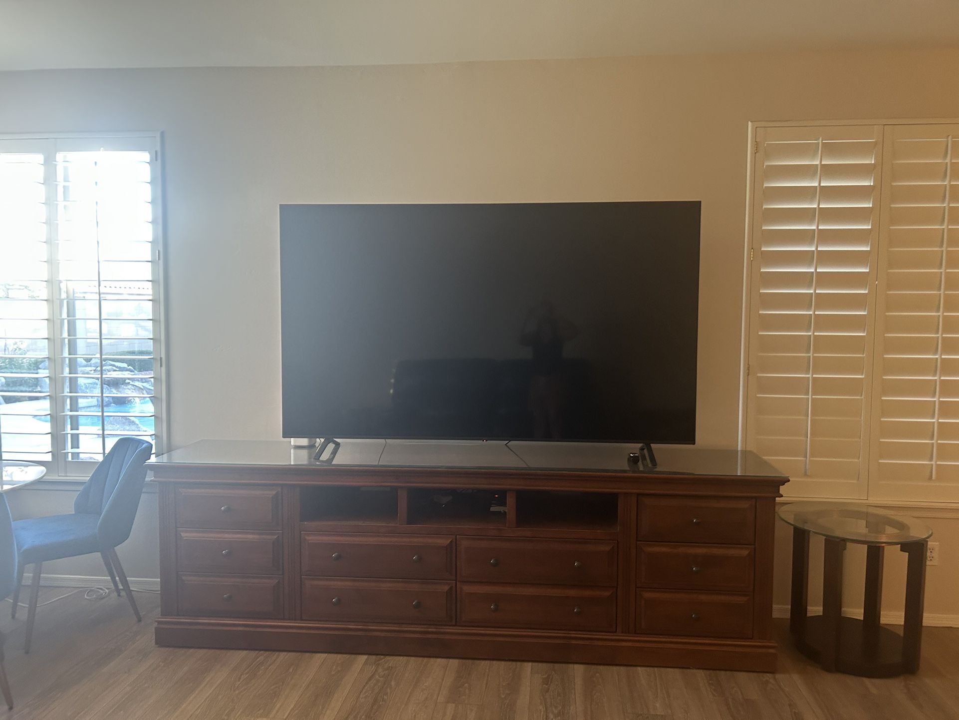 TV Hutch and TV 85”