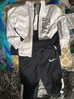 $8 NIKE BABY'S SET SIZE 18 MONTHS