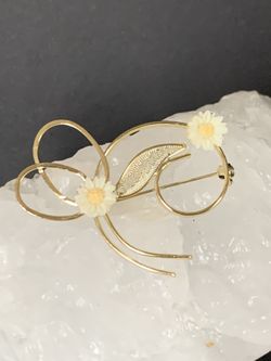 Beautiful gold tone brooch with ceramic flower