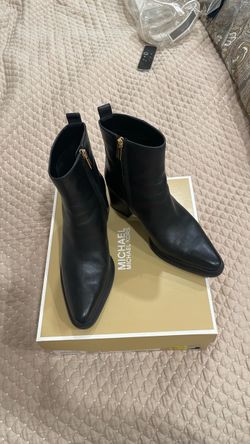 NEW Michael Kors size 8 black Lex booty leather