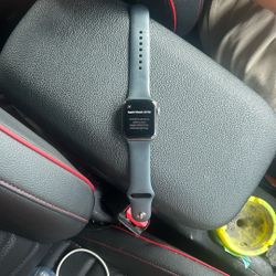 APPLE WATCH SERIES 5/ CHARGER INCLUDED