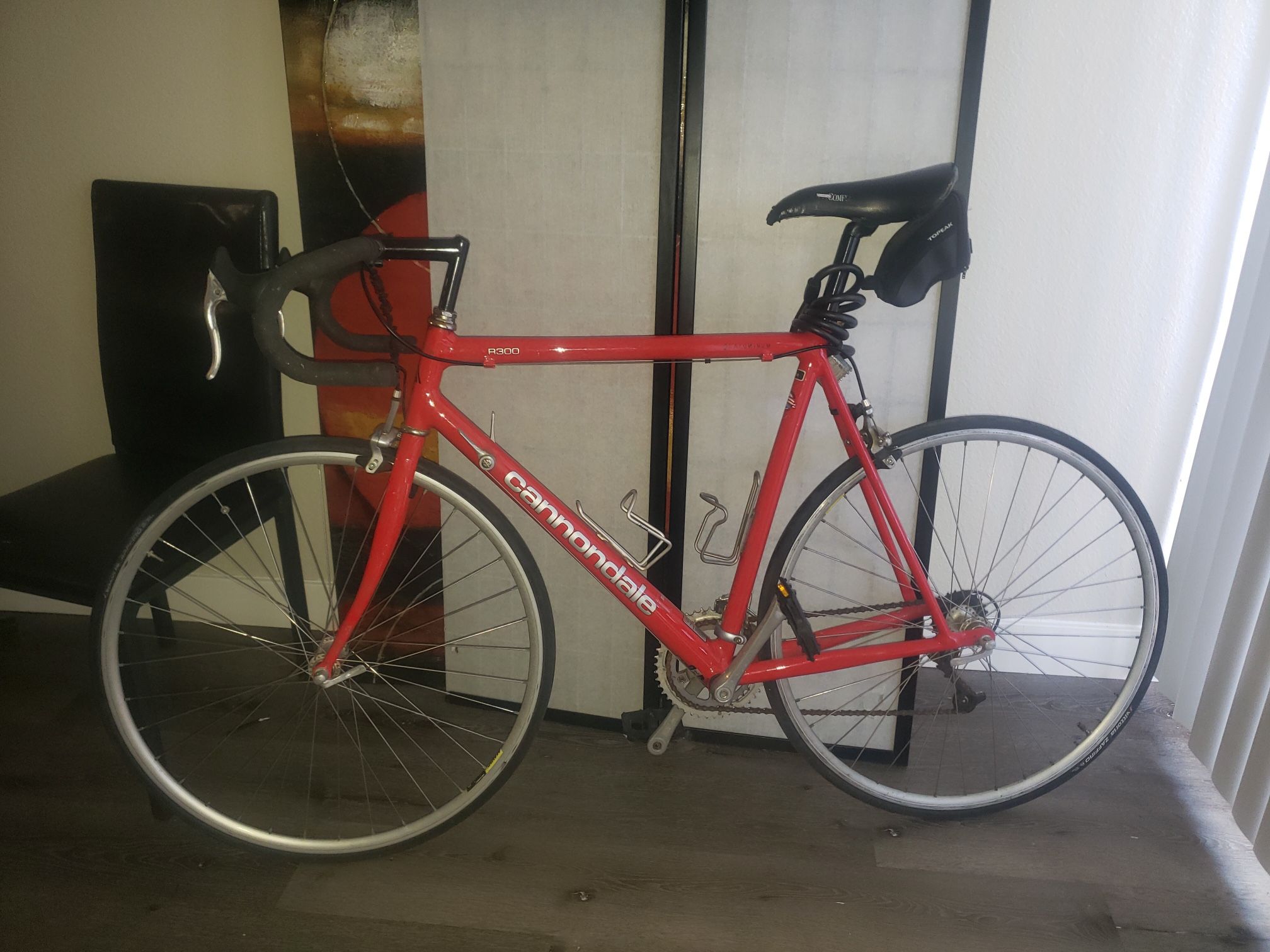 Like New Cannondale R300 road bike For Sale