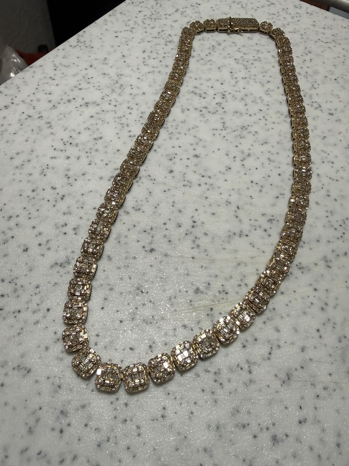 It’s a 18 inch  10 carrot necklace  with real diamonds 💎