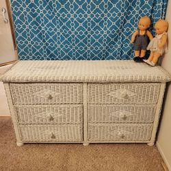 Beautiful White Wicker Dresser..6 Large Drawers Easy Slide In Hardware...Size 54x28..would Go Great In Anyroom...Like NEW!