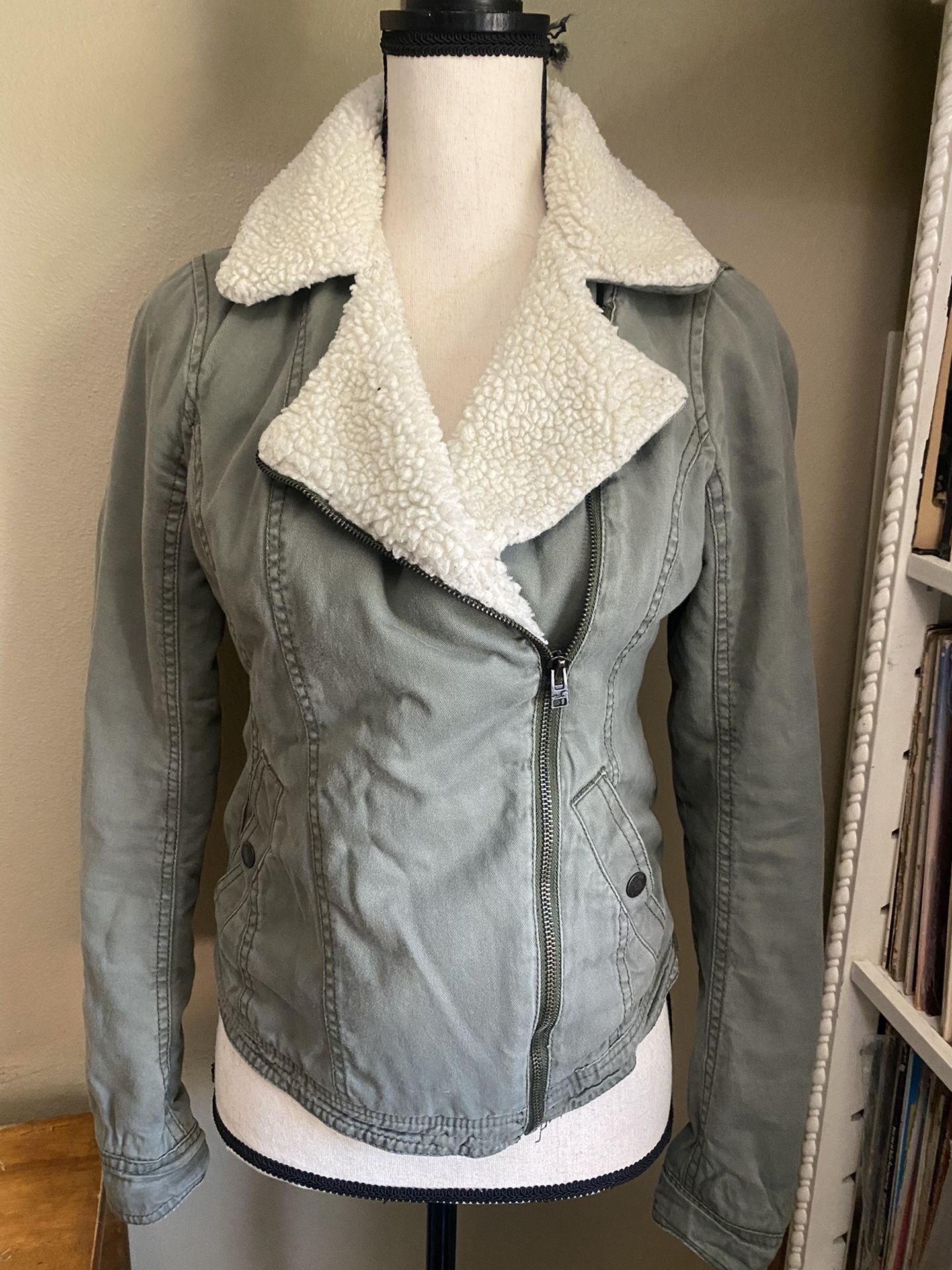 HOLLISTER Womens Small Green Bomber Jacket Sherpa Collar Quilted Lining Side Zip 