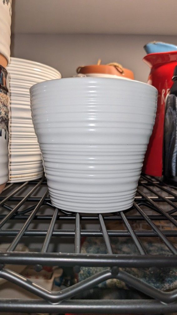 White Ceramic Plant Pot / Maceta Blanca