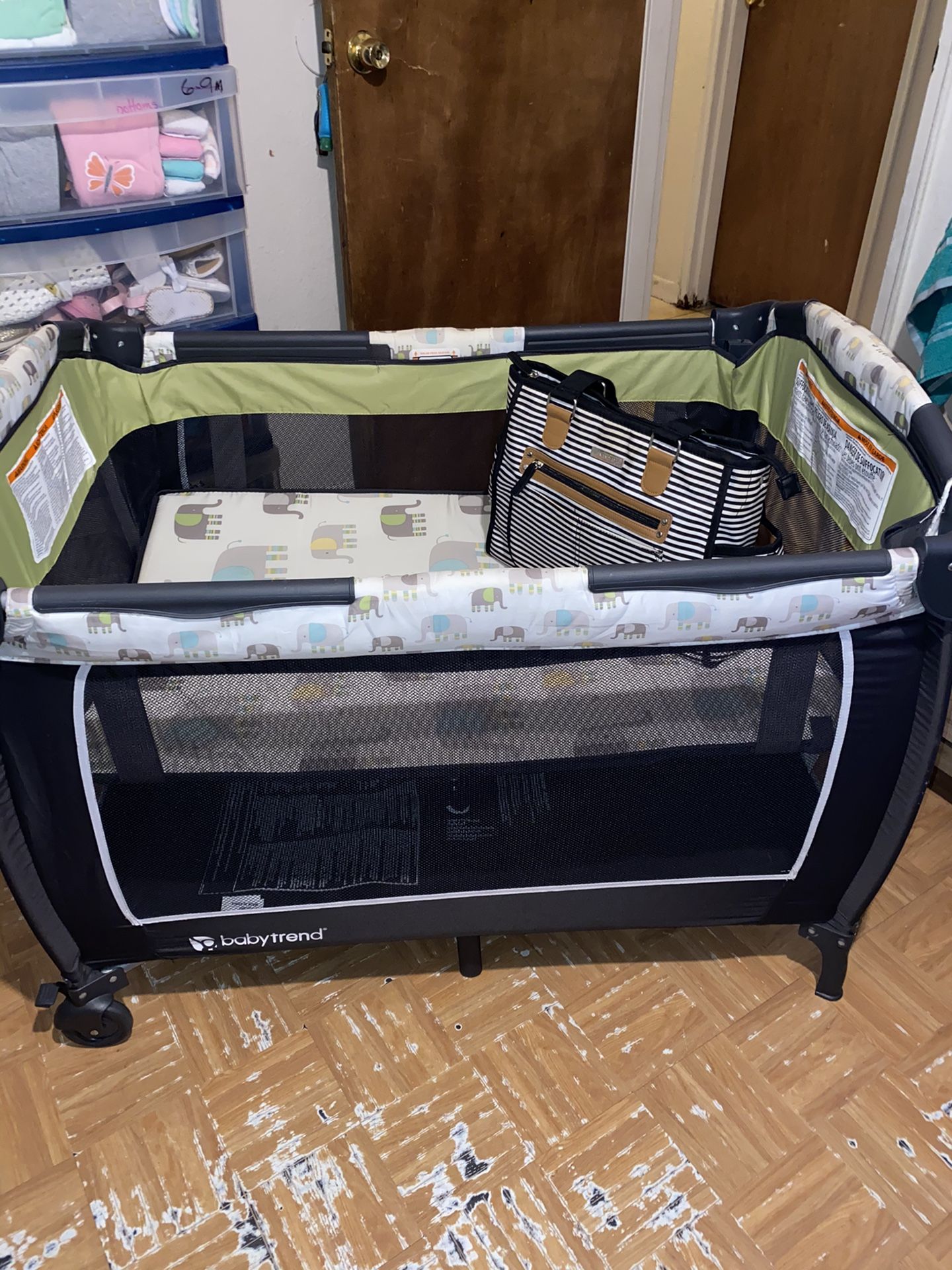 Pack n play with bassinet and diaper bag