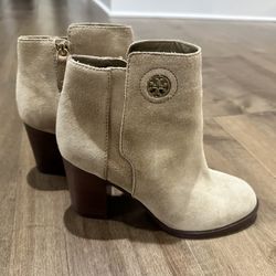 Tory Burch Suede Ankle Boots Booties Tan Beige Block Heel Gold Logo Size 7.5