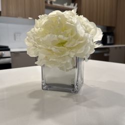 Sliver Glass Vas With White Hydrangea Flowers 
