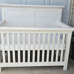 ** Beatiful Wooden Convertible Crib with Sealy mattress ***