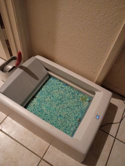 Self cleaning liter pan