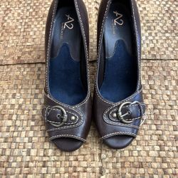 A2 by Aerosoles Brown Heels With Bronze Buckle Size 6 Like New