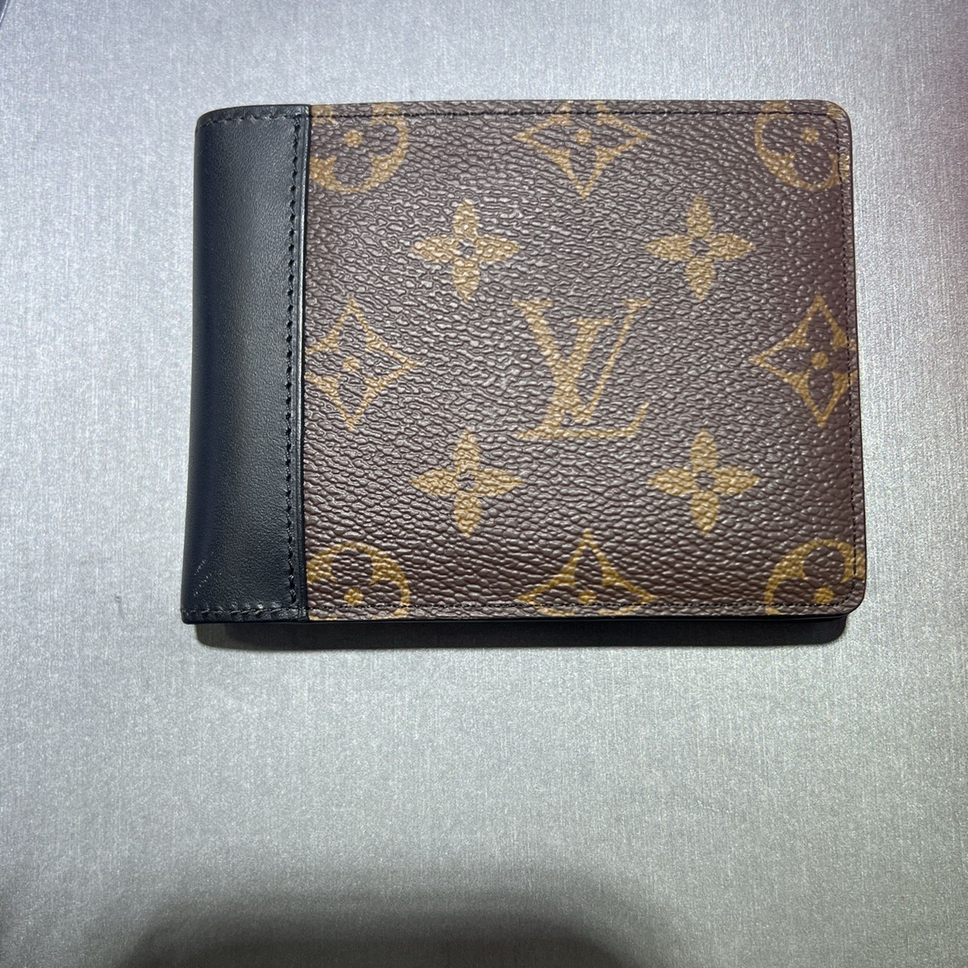 Louis Vuitton Men's Wallet 