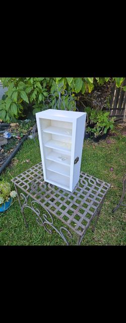 Small Cabinet/Collectibles 