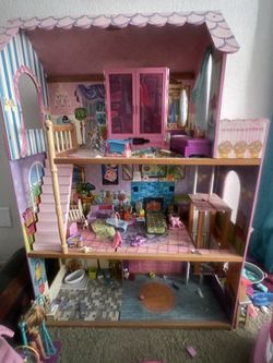 Doll House And Accessories 