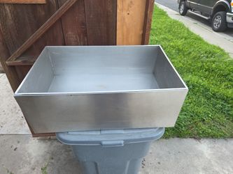 Ice chest / Well - Stainless w/ drain Spout