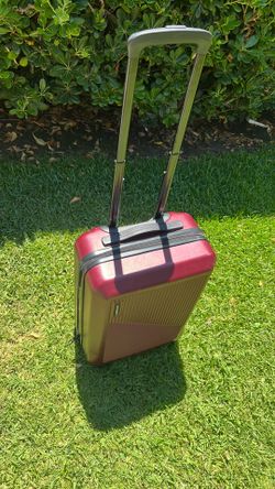 Hard shell carry on suitcase