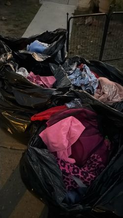 Se vende 7 bolsas de ropa mix hay de todo usada y semiusada  $40 o mejor oferta  si te interesa marcarme