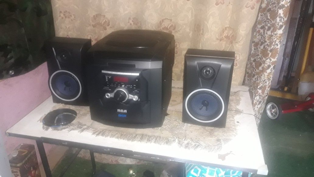 5 CD PLAYER WITH AM/FM RADIO