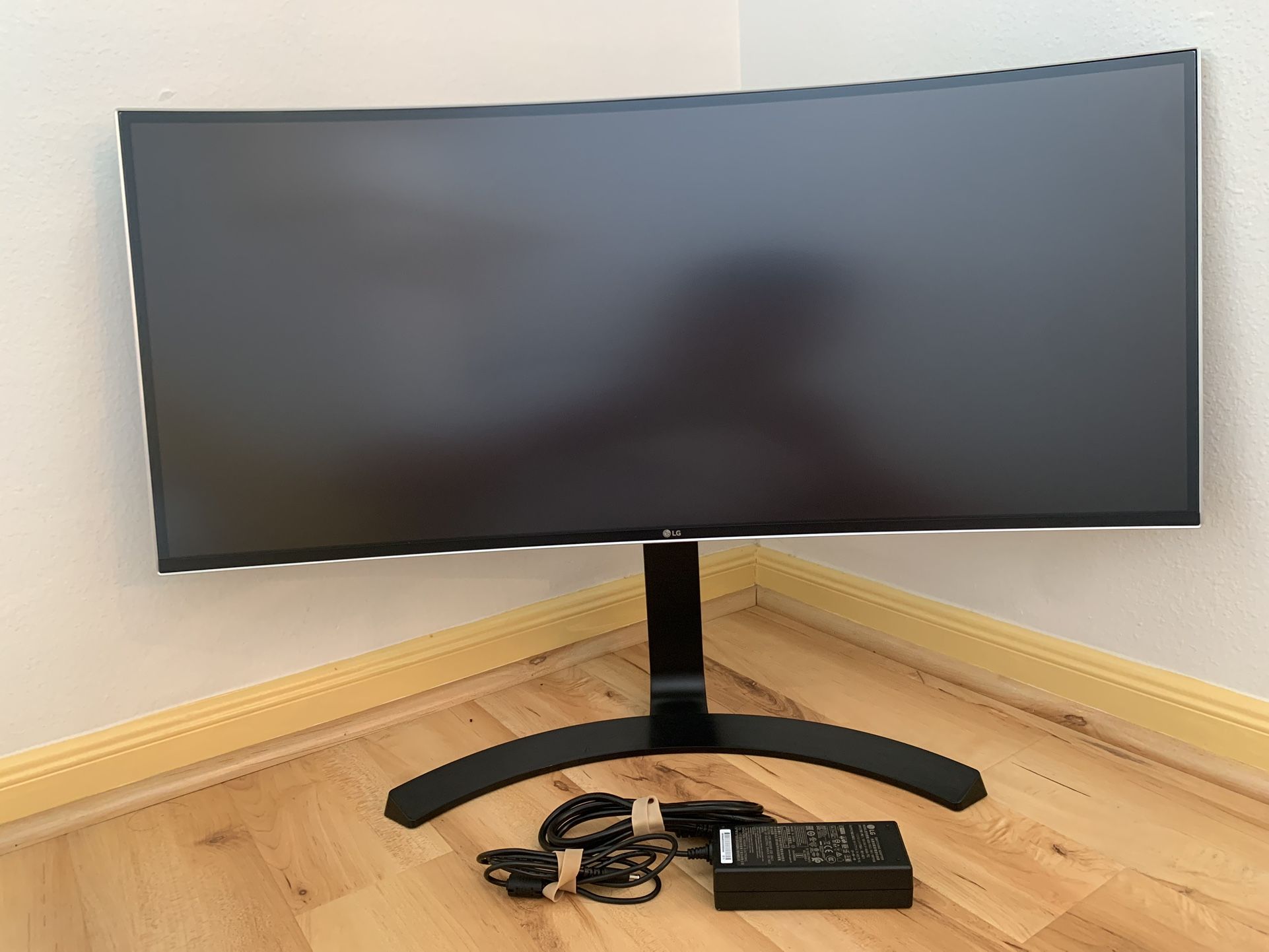 LG 34UC80 Curved Ultrawide Monitor