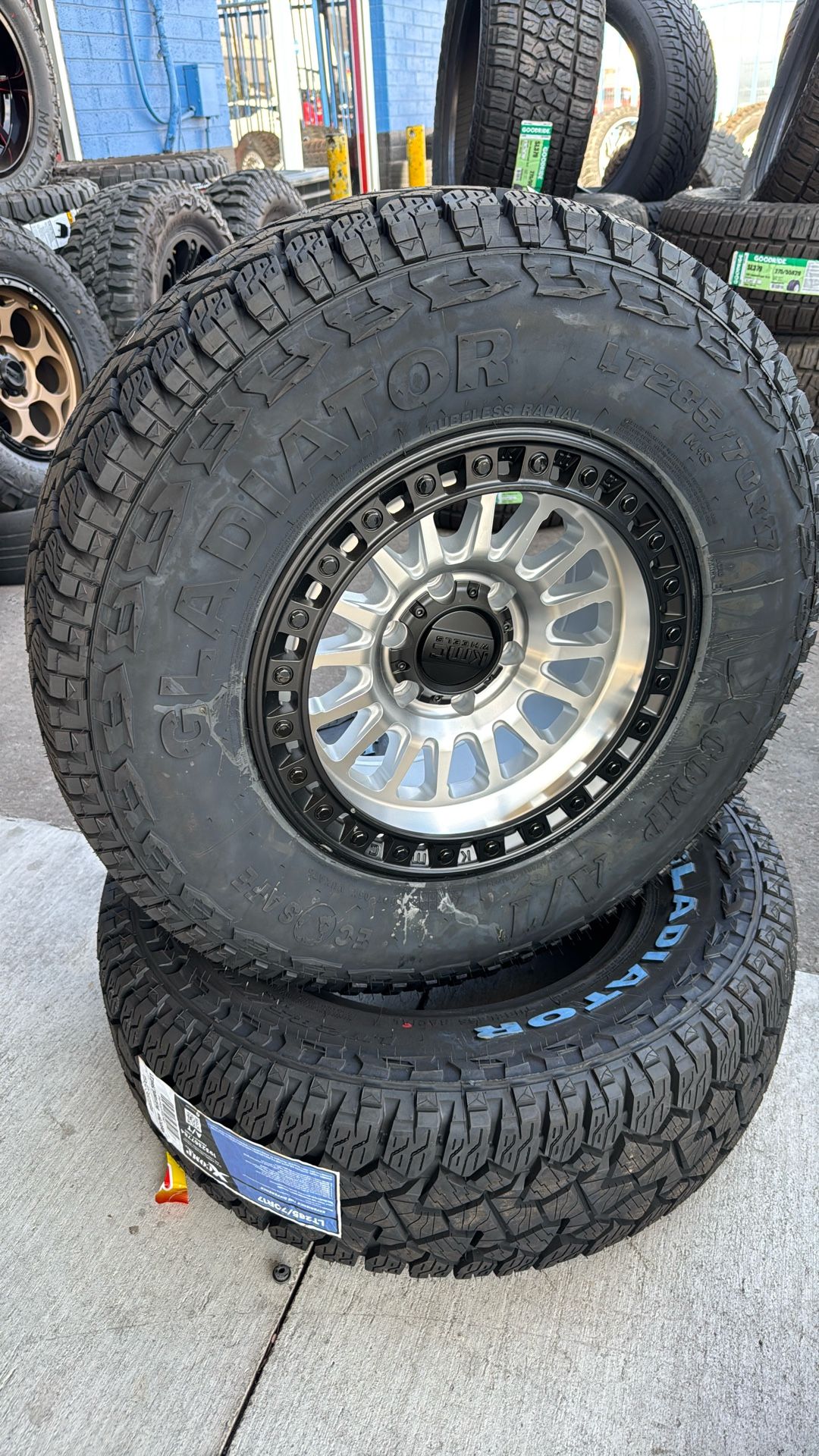 Kmc 17x8.5 6x139 Con 285 70 17 Gladiator Xcom At