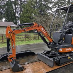 Big 1.25-ton AGT Mini Excavator w/ Briggs&Stratton Professional gas engine