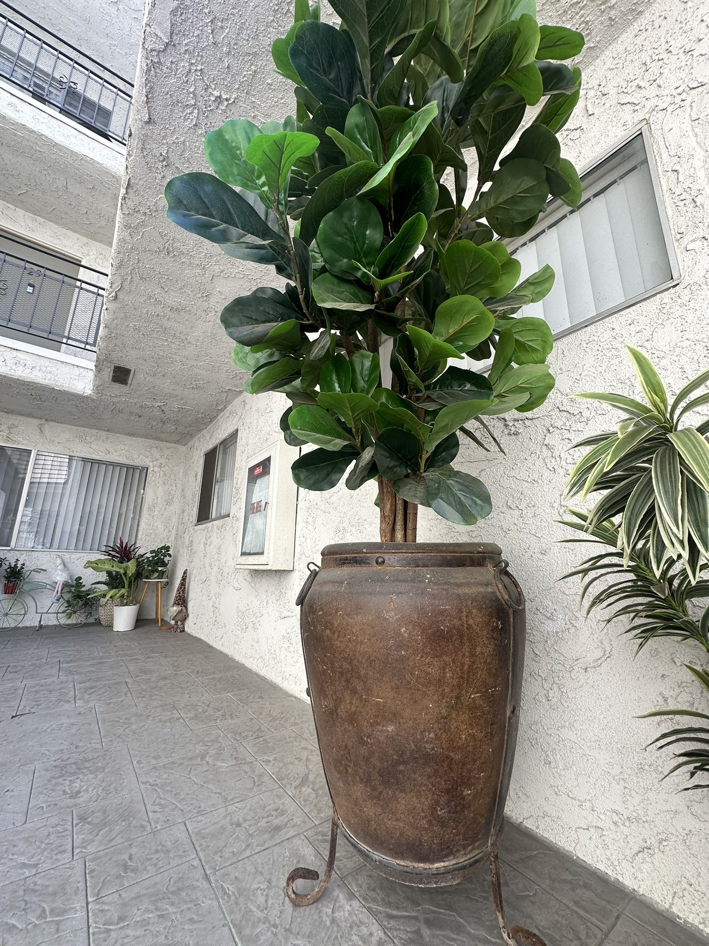 Maceta Grande con Planta Artificial( big pot big pot and artificial plant)
