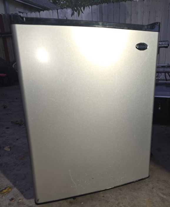 Sanyo Mini Fridge