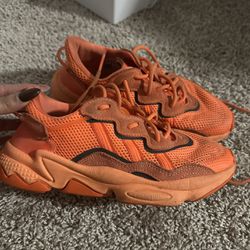 Adidas Yeezy (Size 5.5)