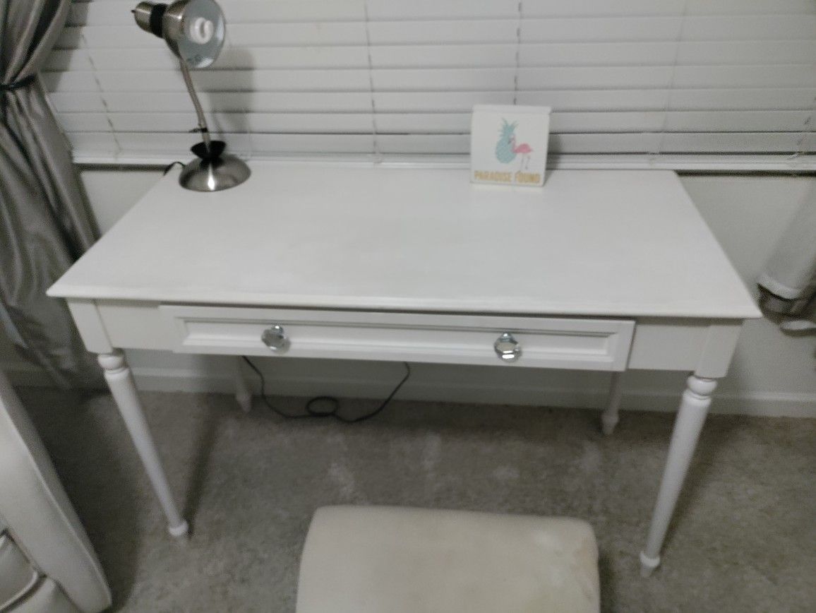 Small Wooden Chairs And Desk