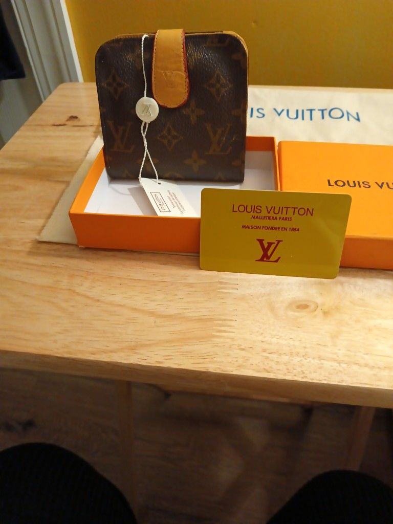 Louis Vuitton Excellent Condition Leather Bifold Wallet w/ Box Authenticity Card Dustbag