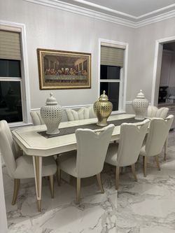 AMINI Dining table and chairs - Beautiful Like New