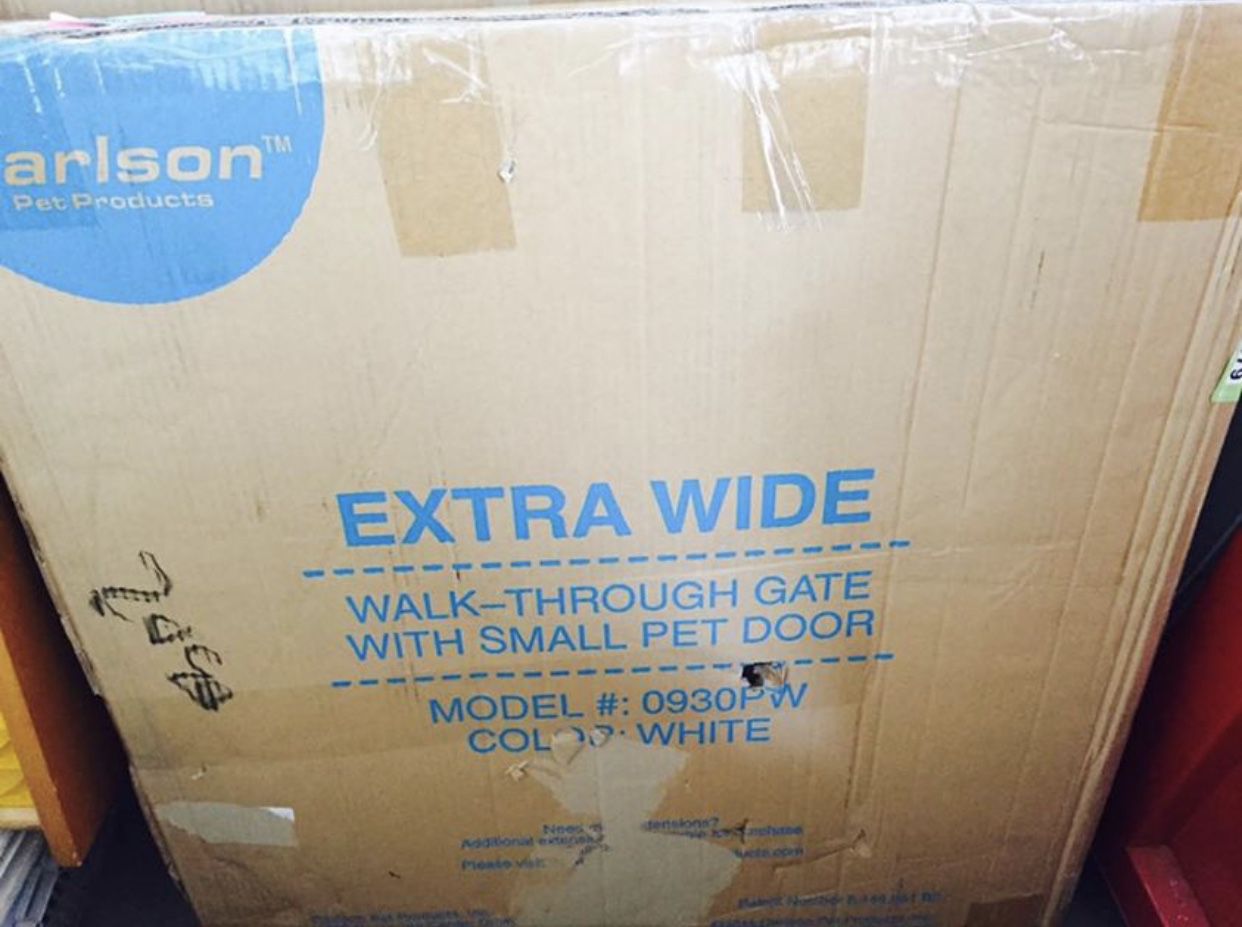 Carlson White Extra Wide Walk Through Pet/Baby hate