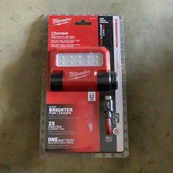 Milwaukee ROVER 550 Lumens Pivoting Flood Light 