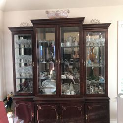 Beautiful Vintage Century Furniture Mahogany China Hutch