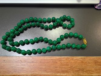 Beautiful green jade jadeite necklace 32 inch 10 mm beads.