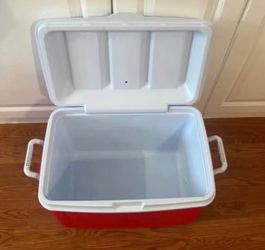 Rubbermaid 20.5” x 13” x 15.5” tall 32 quart cooler