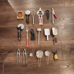18 various kitchen tools, good condition and works good.