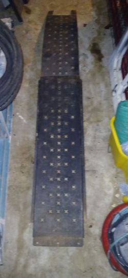A set of Bi fold heavy duty ramps.  Un par de  Rampas que se doblan