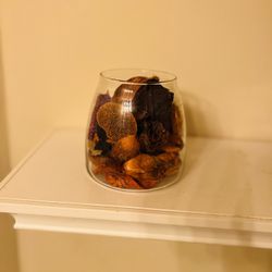 Glass potpourri holder with potpourri