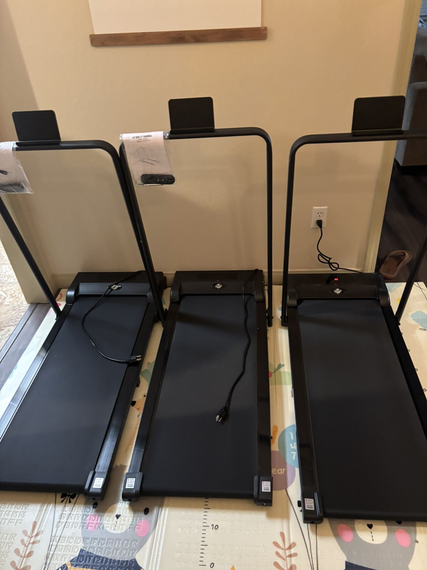 Walking Pad with Handle Bar Walking Pad Treadmill, 2.5HP Portably Treadmill with Handle far Walking and Rumning 3 In 1 Und Home Smal Spaces.Ramaie Con