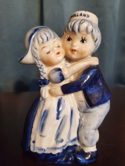  DELFT BLUE HUGGING Dutch Boy and Girl Figurine Holland